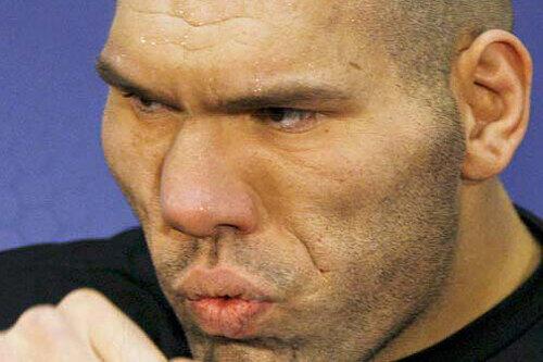 Nikolai Valuev, Ex-Schwergewichts-Boxweltmeister, ist Ehrengast im &bdquo;Schnitzelhuber&ldquo;.