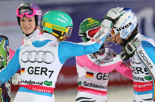 Maria Höfl-Riesch, Felix Neureuther, Lena Dürr and Fritz Dopfer (von links) freuen sich über die Bronze-Medaille.