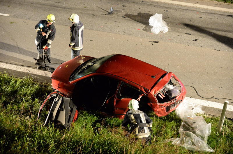 Unfall-Drama auf der A8 bei Grabenstätt: Eine französische Familie kracht mit ihrem Auto in ein Pannen-Auto. Bei dem Crash entsteht ein Trümmerfeld mit einer Länge von 300 Metern. Die Insassen kommen in die Klinik. Die Bilder...
