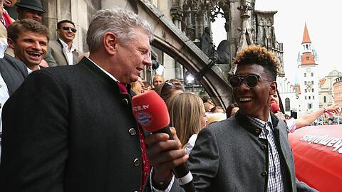 Gast interviewt Gastgeber: Bayern-Star David Alaba auf dem Rathaus-Balkon mit Oberbürgermeister und Bayern-Fan Dieter Reiter bei der Meisterfeier 2015. Hinter Reiter ist ein gut gelaunter Thomas Müller zu sehen.