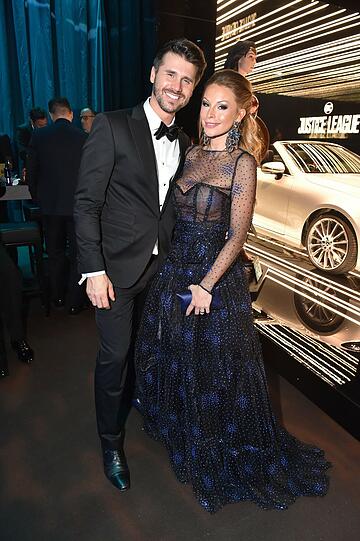 Flop: Jana Julie Kilka (hier mit Freund Thore Schölermann) übertreibt es mit XXL-Ohrringen zu einem üppigen Kleid
