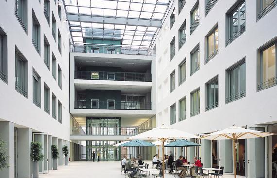 10 · 2002
Generalsanierung BVB Allianz · München

PDF-Download
Ein Projekt der neuen Klimaschutz-Partner: Die Bayerische Versicherungsbank an der Ecke Theresienstraße/Ludwigstraße in München-Schwabing wurde generalsaniert.