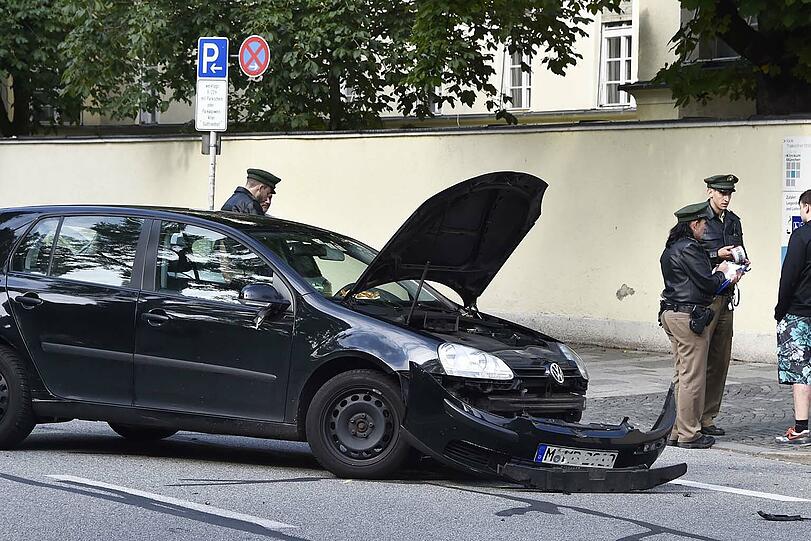 Die Feuerwehr musste das Dach des Mercedes abschneiden, um die Schwerverletzte rauszuholen.