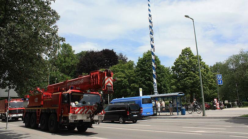 Weg ist der Maibaum in Thalkirchen: Klicken Sie sich durch die Bilder des Feuerwehreinsatzes.