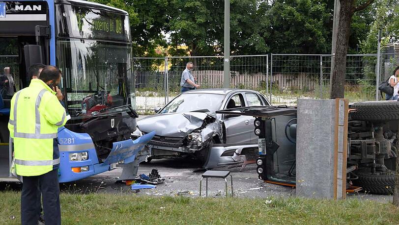 Beim Unfall in der Truderinger Straße kollidierten ein Bus mit einem Opel Corsa. Ein Klein-Lkw konnte nicht mehr rechtzeitig ausweichen und kippte auf die Seite. Beim Unfall in der Truderinger Straße kollidierten ein Bus mit einem Opel Corsa. Ein Klein-Lkw konnte nicht mehr rechtzeitig ausweichen und kippte auf die Seite.