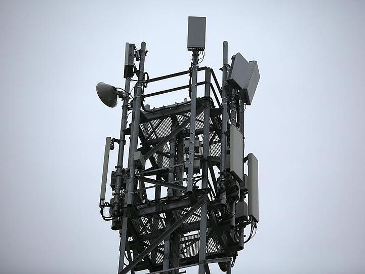 Viel Geld müssen die Teleko-Konzerne berappen. Sie beklagen, dass das Geld besser für den Netzausbau hätte ausgegeben werden können.