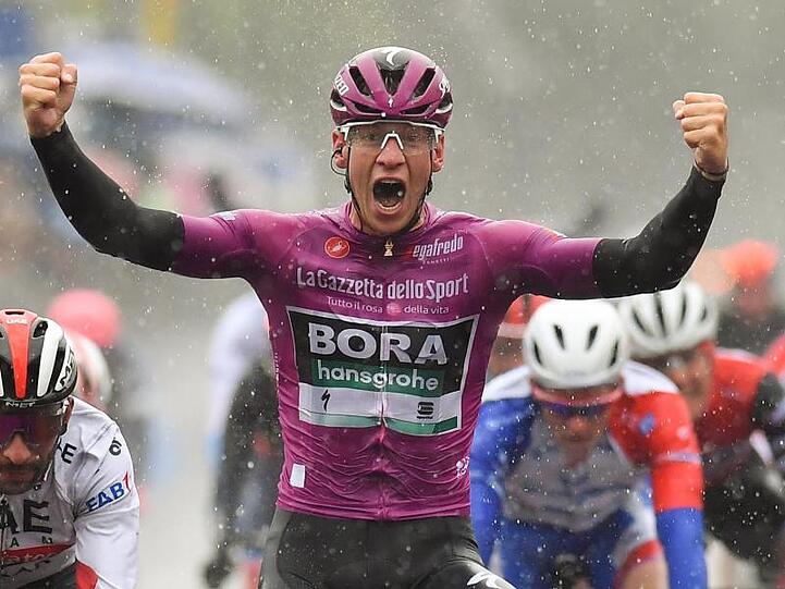 Im Regen von Terracina feiert Pascal Ackermann seinen zweiten Etappensieg beim 102. Giro d'Italia.