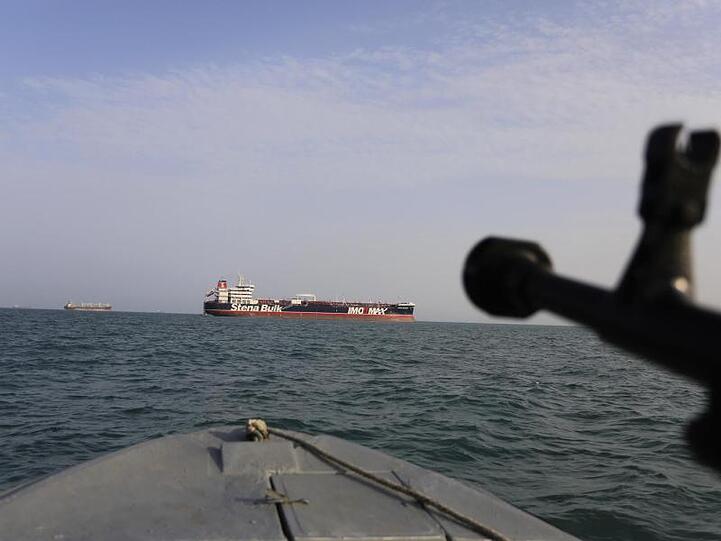 Ein Schnellboot der iranischen Revolutionsgarden steuert auf den unter britischer Flagge fahrenden Öltanker "Stena Impero" zu.