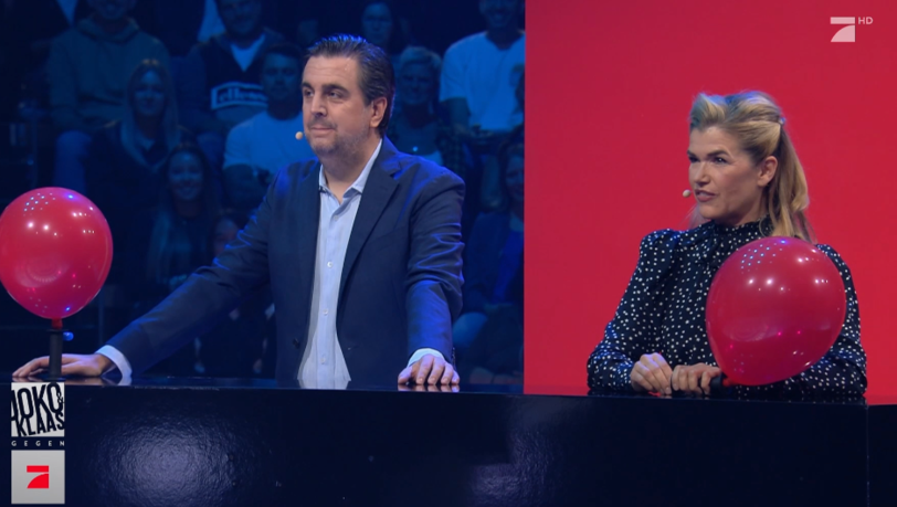 Bastian Pastewka und Anke Engelke müssen beim Ballon-Spiel bluffen. Bastian Pastewka und Anke Engelke müssen beim Ballon-Spiel bluffen.