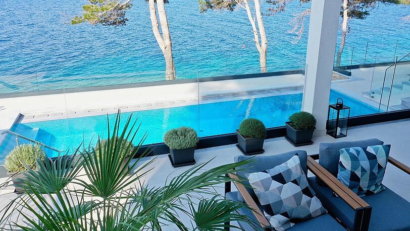 Ob in der Aussenlounge oder im Pool - in der Villa Gardenal bietet sich Ihnen ein traumhafter Ausblick auf das türkisblaue Wasser des Meeres. Ob in der Aussenlounge oder im Pool - in der Villa Gardenal bietet sich Ihnen ein traumhafter Ausblick auf das türkisblaue Wasser des Meeres.