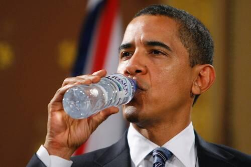 Geht beim Joggen, nicht beim Gipfeltreffen: Obama trinkt aus der Flasche.