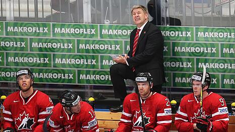 Eishockey-Trainer Bill Peters von DEL-Club Augsburger Panther ist schwer erkrankt. (Archivbild)