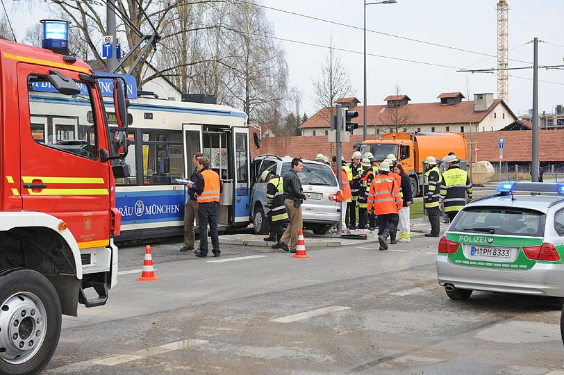 Unfall beim Abbiegen: Weil sie eine Tram übersehen hat, wird eine junge Mutter auf der Cosimastraße mittelschwer verletzt. Ihr Baby nimmt offenbar keinen Schaden, das Auto ist ein Totalschaden.