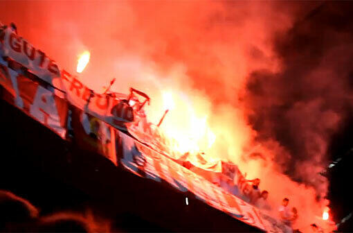 Gefährliche Feuerdusche für die Bayern-Fans: Aus dem Fanblock stürzen während des Champions-League-Finales Funken von Bengalos.
