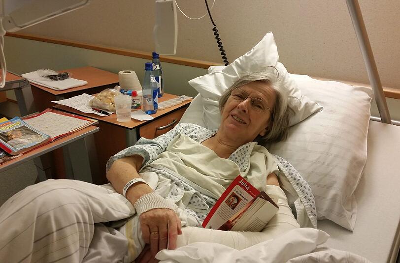 Helena H. liegt mit gebrochenem Ellbogen im Krankenhaus.