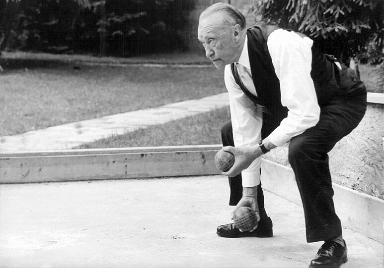 Ist auch im Alter noch fit gewesen: Konrad Adenauer im Mai 1960 beim Boccia-Spielen an seinem Urlaubsort Cadenabbia in Italien.