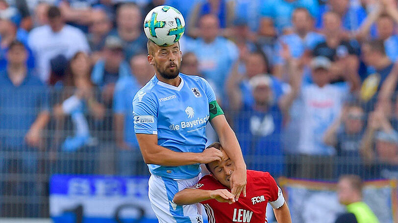 FELIX WEBER: NOTE 5 Kaum hatte der Spielführer die ersten Bälle weggedroschen, musste er sich den Frust über einen eigenen Lapsus aus dem Kopf schlagen: Eigentor. Der Pechvogel unter Sechzigs Fröschen. (Archivbild)