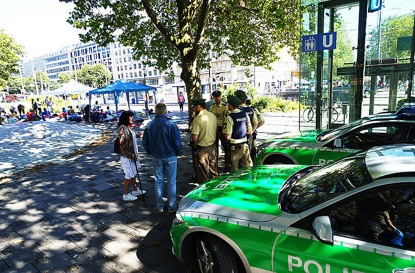 Seit Mittwochabend besetzen etwa 60 Flüchtlinge den Sendlinger-Tor-Platz. Die Bilder.