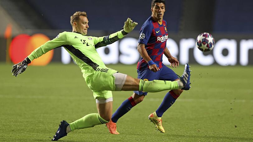Bayern-Torhüter Manuel Neuer klärt gegen Barcelonas Luis Suarez.
