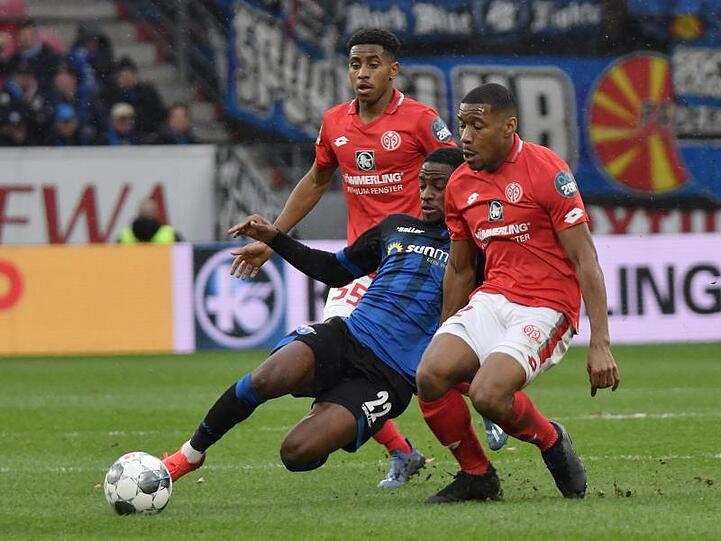 Christopher Antwi-Adjei (M.) kann sich nicht gegen die Mainzer Ronael Pierre-Gabriel (r) und Leandro Barreiro Martins durchsetzen.