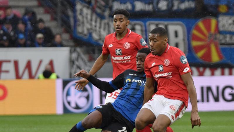 Christopher Antwi-Adjei (M.) kann sich nicht gegen die Mainzer Ronael Pierre-Gabriel (r) und Leandro Barreiro Martins durchsetzen. Christopher Antwi-Adjei (M.) kann sich nicht gegen die Mainzer Ronael Pierre-Gabriel (r) und Leandro Barreiro Martins durchsetzen.