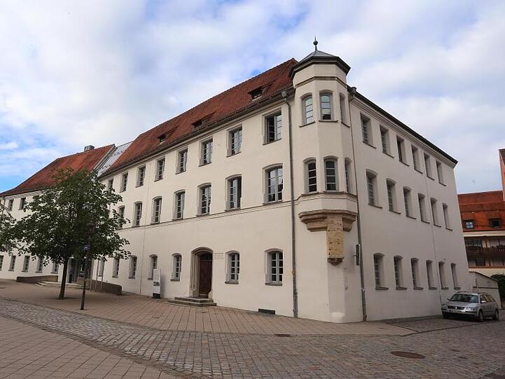 Ein Teil des Gebäudes des Landgerichts in Memmingen ist zu sehen. Foto: Karl-Josef Hildenbrand/dpa/Archivbild