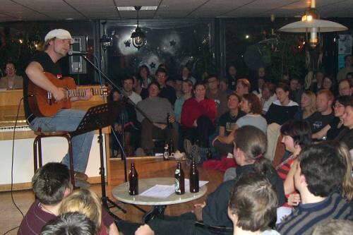 Volles Haus: Beim "ComOly" ist jeder Platz im Café CO2 besetzt.
