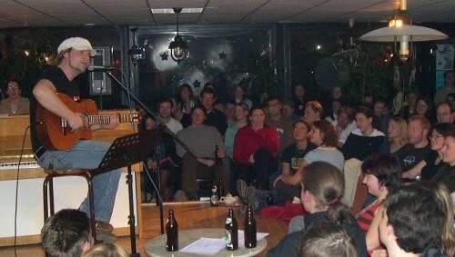Volles Haus: Beim "ComOly" ist jeder Platz im Café CO2 besetzt. Volles Haus: Beim "ComOly" ist jeder Platz im Café CO2 besetzt.