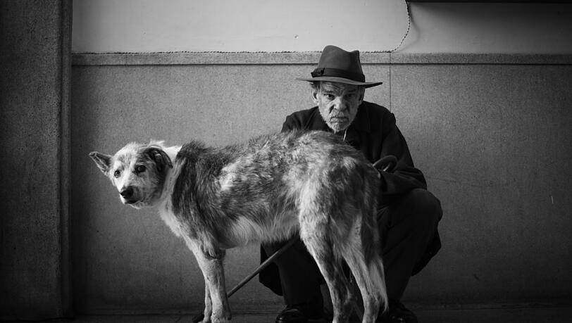 Der alte Nachbar mit seinem Hund.