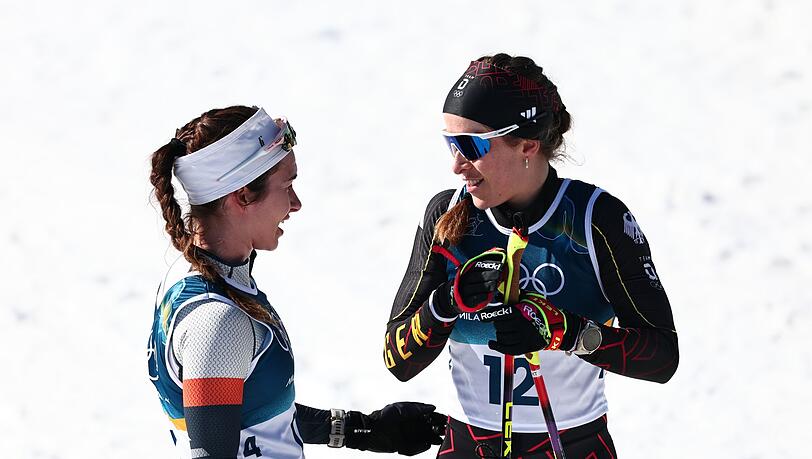 Darija Neprjajeva (l) erklärt ihren Pauxpas. Darija Neprjajeva (l) erklärt ihren Pauxpas.