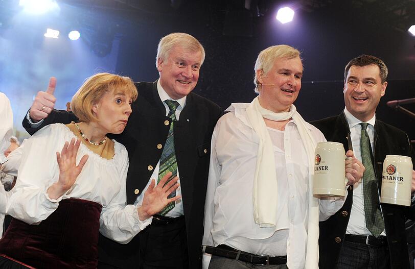 Die Schauspielerin Antonia von Romatowski (als Angela Merkel, links), Ministerpräsident Horst Seehofer und sein Double Christoph Zrenner und Finanzminister Markus Söder.