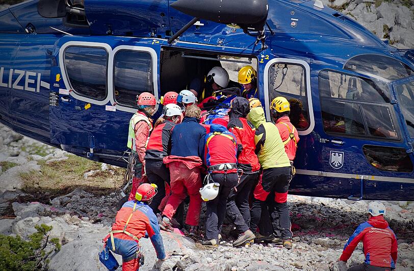 Rettungskräfte fliegen den verletzten Höhlenforscher Johann Westhauser mit einem Helikopter in die Unfallklinik nach Murnau.