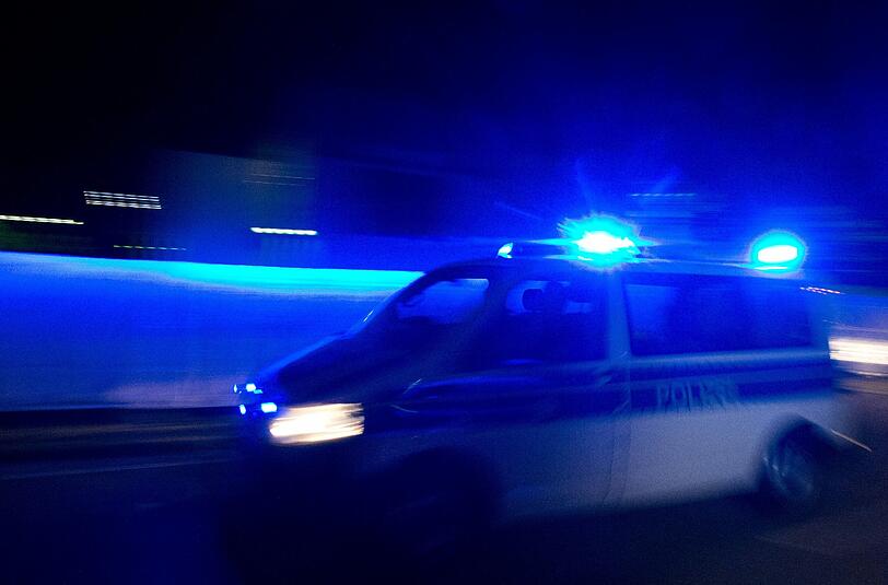 Ein Unbekannter hat in der Nacht zu Montag in einem Mehrfamilienhaus in Hannover einen 25-Jährigen niedergeschossen.