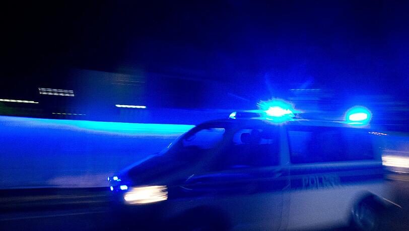 Ein Unbekannter hat in der Nacht zu Montag in einem Mehrfamilienhaus in Hannover einen 25-Jährigen niedergeschossen. Ein Unbekannter hat in der Nacht zu Montag in einem Mehrfamilienhaus in Hannover einen 25-Jährigen niedergeschossen.