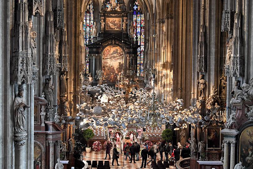 Menschen nehmen Abschied von der verstorbenen Motorsport-Legende Niki Lauda vor dem geschlossenen Sarg (m.) während der öffentlichen Aufbahrung im Wiener Stephansdom.