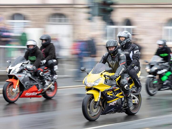 Motorräder fahren bei der traditionellen Motorradsternfahrt an den Schaulustigen vorbei. Foto: Michael Reichel