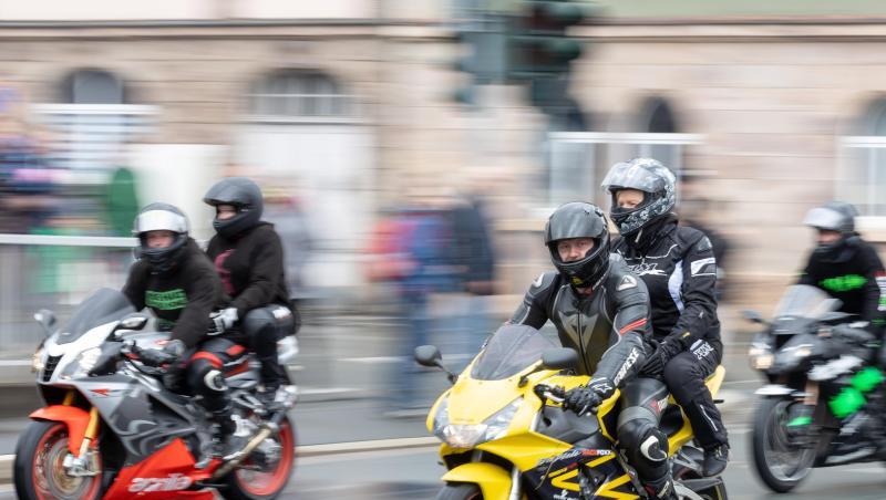 Motorräder fahren bei der traditionellen Motorradsternfahrt an den Schaulustigen vorbei. Foto: Michael Reichel Motorräder fahren bei der traditionellen Motorradsternfahrt an den Schaulustigen vorbei. Foto: Michael Reichel