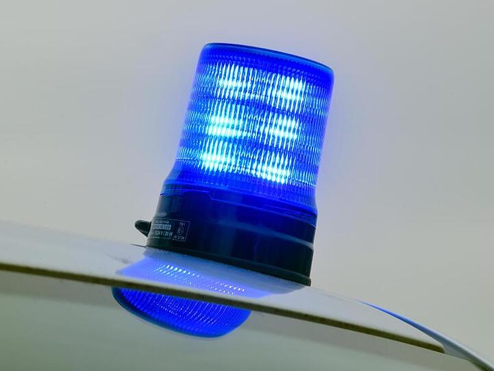 Blaulicht auf einem zivilen Fahrzeug der Polizei. Foto: Patrick Pleul/zb/dpa/Symbolbild