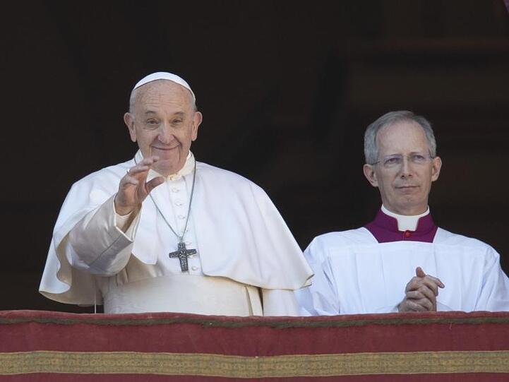 Papst Franziskus steht auf dem Hauptbalkon des Petersdoms neben Guido Marini, Zeremonienmeister für die Liturgischen Feiern.