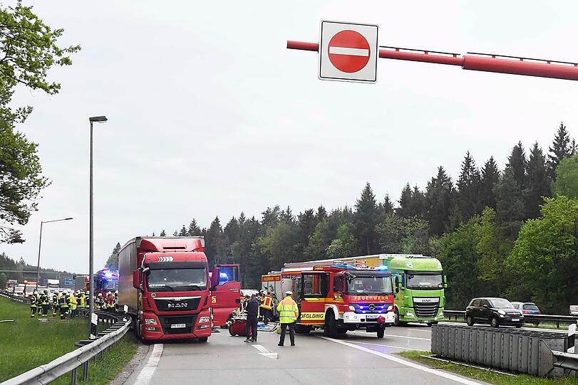 Bei einem Auffahrunfall auf der A8 bei Brunnthal ist am Freitagmorgen ein Mann ums Leben gekommen.
