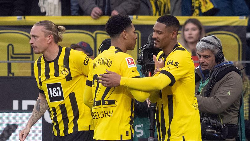 Sébastien Haller (r) feierte seine Tor-Premiere für den BVB in der Bundesliga.