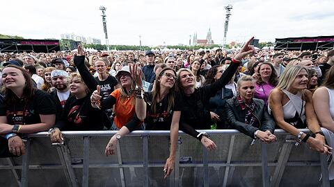 Fans verfolgen beim Fan Fest Euro 2024 auf der Theresienwiese das Konzert von Tim Bendzko.