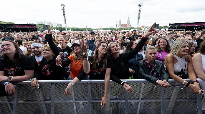 Fans verfolgen beim Fan Fest Euro 2024 auf der Theresienwiese das Konzert von Tim Bendzko.