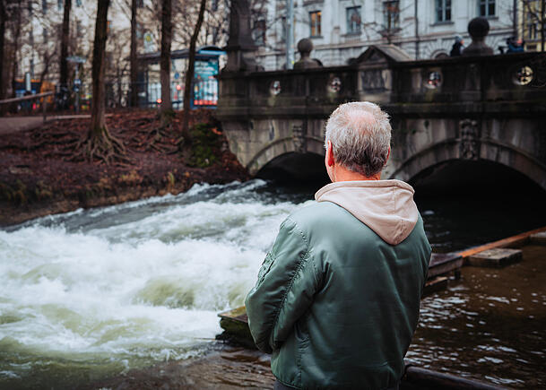 Keine grüne Surfwelle, nur schaumiges Weißwasser, das keinen Surfer trägt. "Ein trauriger Anblick", sagt Rampenerfinder Walter Strasser Keine grüne Surfwelle, nur schaumiges Weißwasser, das keinen Surfer trägt. "Ein trauriger Anblick", sagt Rampenerfinder Walter Strasser