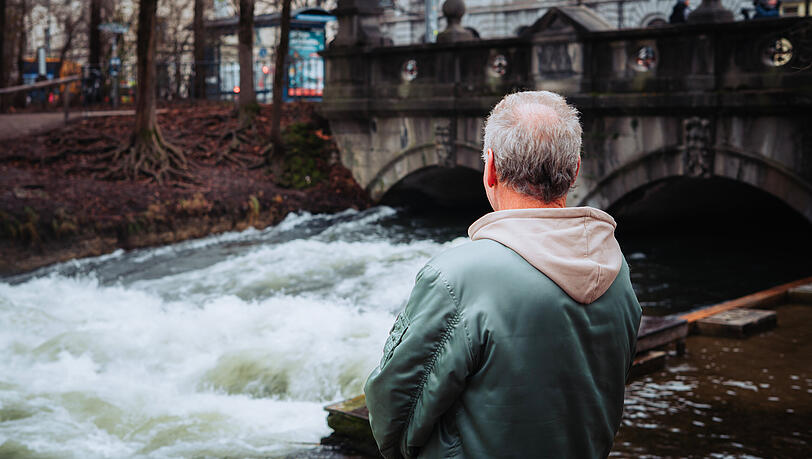 Keine grüne Surfwelle, nur schaumiges Weißwasser, das keinen Surfer trägt. "Ein trauriger Anblick", sagt Rampenerfinder Walter Strasser Keine grüne Surfwelle, nur schaumiges Weißwasser, das keinen Surfer trägt. "Ein trauriger Anblick", sagt Rampenerfinder Walter Strasser