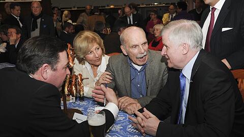 Hermann Grub (Mitte) und seine Frau Petra Lejeune-Grub werben bei Ministerpr&auml;sident Horst Seehofer am Rande einer CSU-Veranstaltung im Hofbr&auml;uhaus 2012 f&uuml;r ihr Tunnel-Projekt.