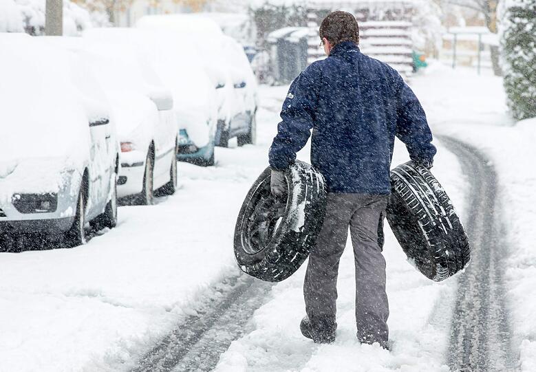 Allerhöchste Zeit für den Reifenwechsel. Alle AZ-Tipps zum erfolgreichen Aufziehen der Winterreifen gibt es hier: Tipps vom Reifen-Profi.