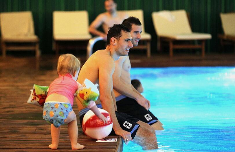 Grzegorz Wojtkowiak und Nicu lassen die Füße ins Wasser baumeln.