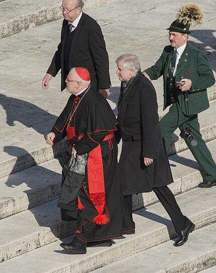 Der bayerische Ministerpräsident, Horst Seehofer, und der Erzbischof von München und Freising, Reinhard Marx gehen auf dem Petersplatz im Vatikan vor Beginn der letzten Generalaudienz von Papst Benedikt XIV. Stufen hinauf.