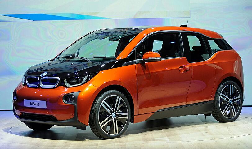 Bei dem Kleinwagen mit Carbon-Karosserie handelt es sich um das erste rein elektrisch
angetriebene Serienmodell der Bayern.